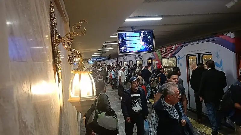 Protesta deja afectaciones al Metro